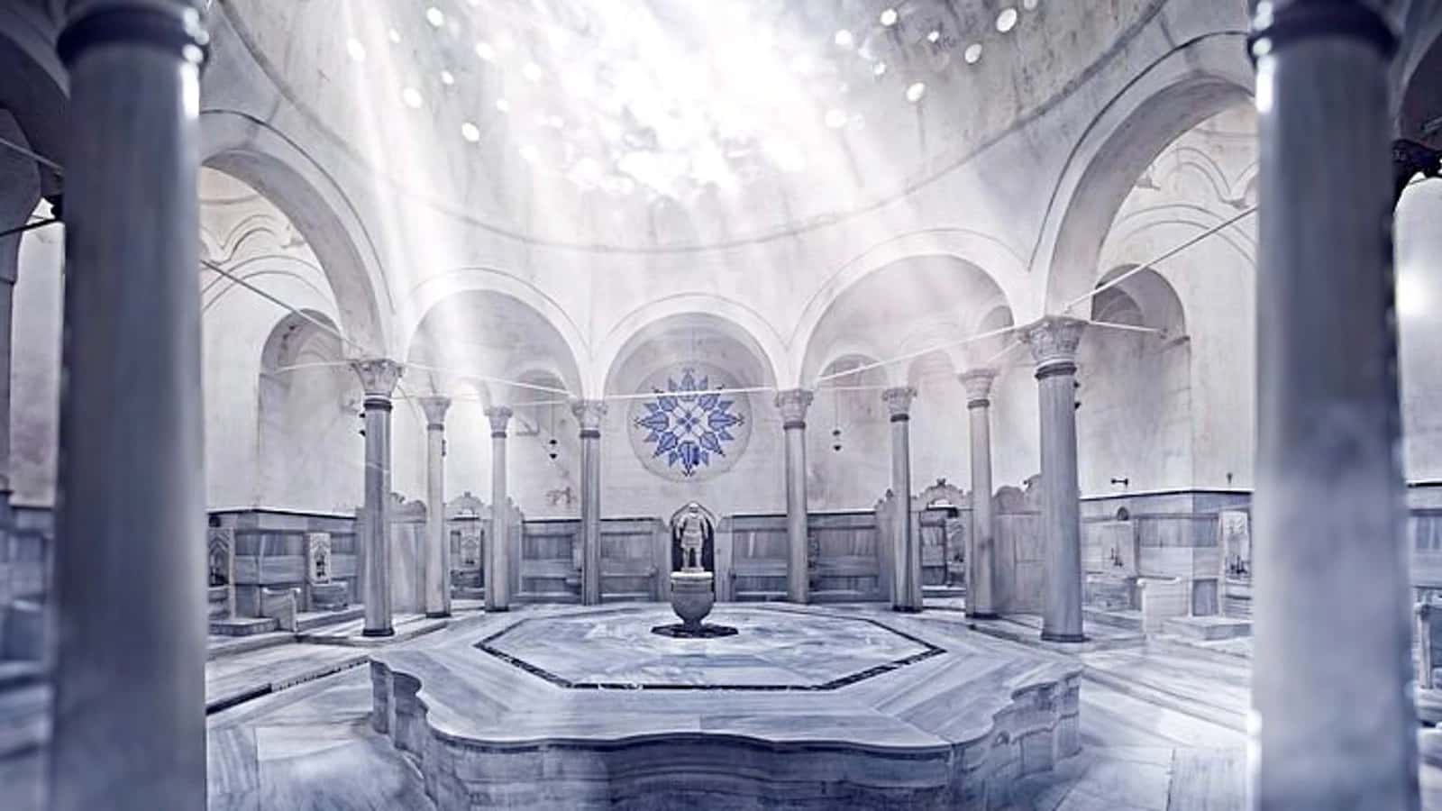 Interior de un hammam otomano bañado por la luz Interior de un hammam tradicional otomano con luz entrando por la cúpula