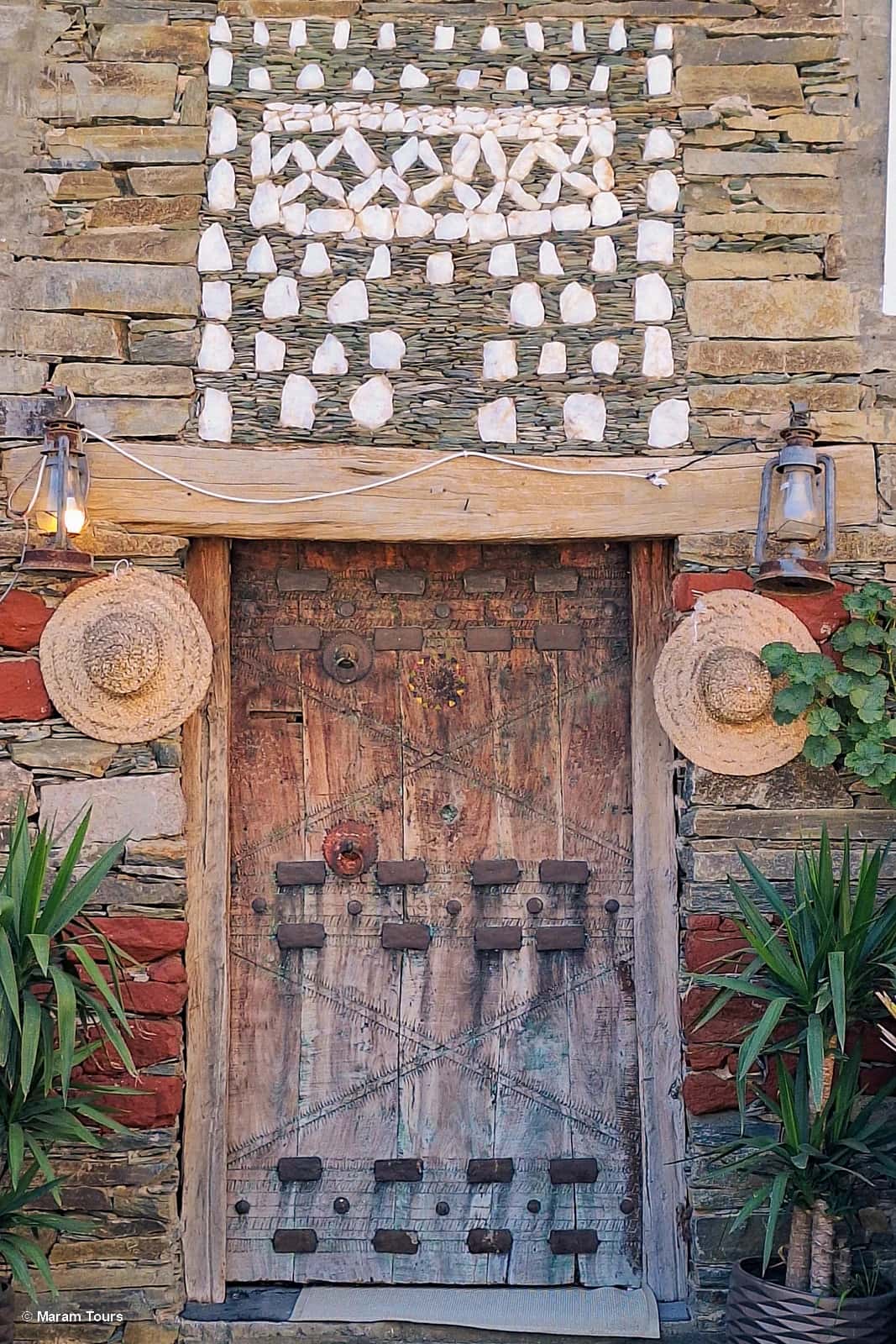 Puerta tradicional decorada en Rijal Almaa, Arabia Saudita Puerta tradicional de madera con herrajes y decoración en Rijal Almaa, Arabia Saudita