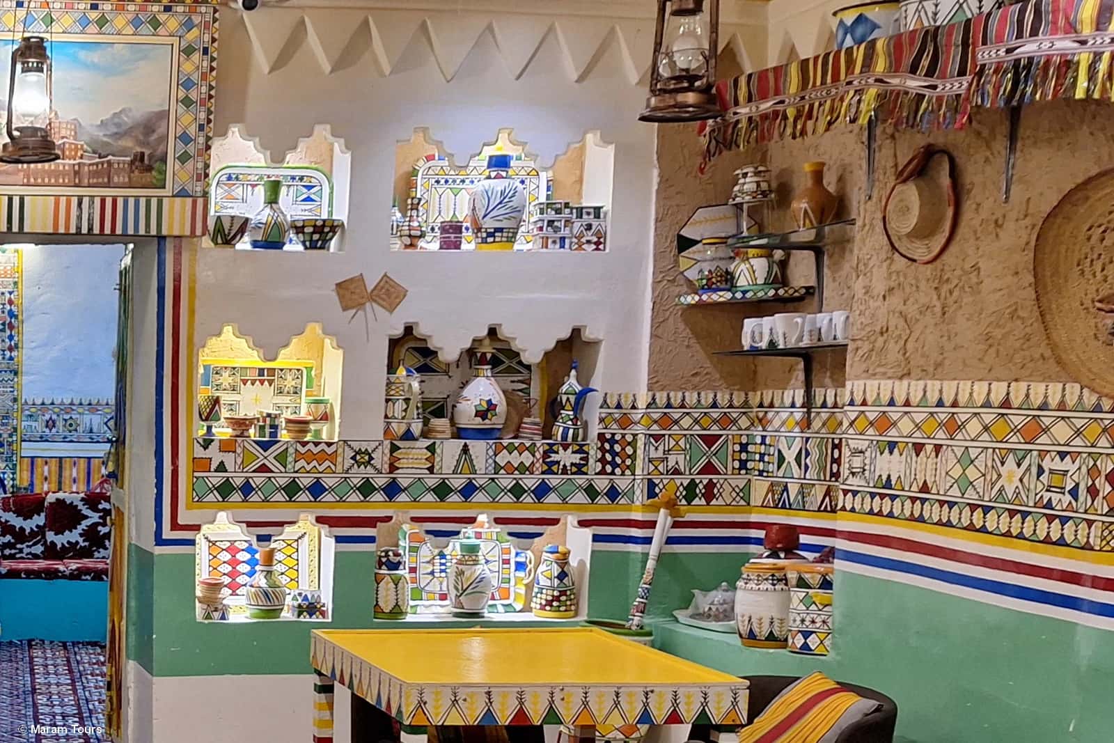 Restaurante tradicional decorado con arte Al-Qatt Al-Asiri en Rijal Almaa, Arabia Saudita Comedor decorado con arte Al-Qatt Al-Asiri en restaurante típico de Rijal Almaa, Arabia Saudita
