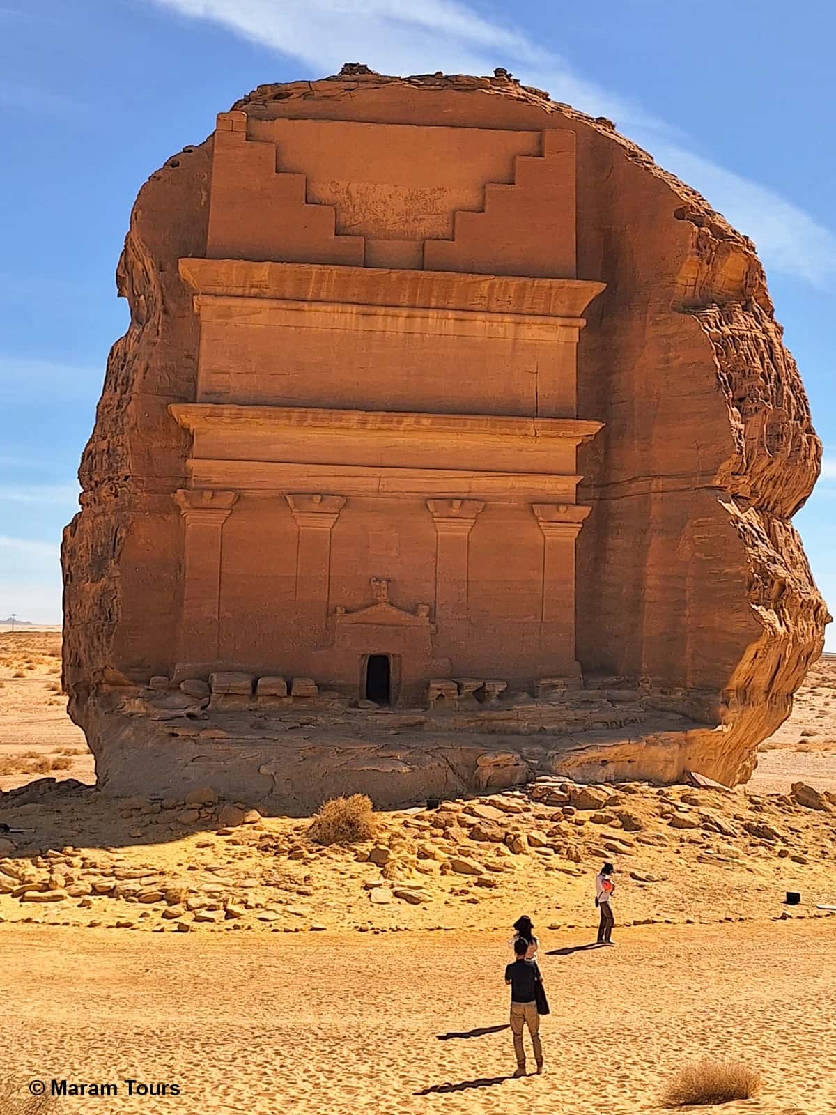 Qasr al-Farid: La Tumba Solitaria del Desierto de Al-ʿUla Tumba monumental nabatea esculpida en una roca aislada en Al-ʿUla, Arabia Saudita, iluminada por la cálida luz del atardecer.