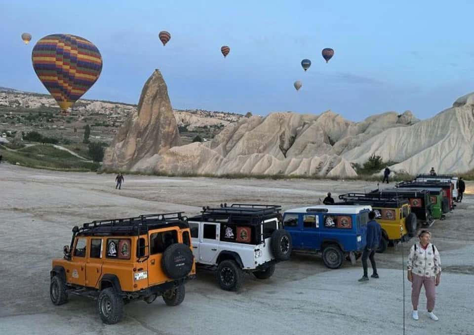 Jeep safari en los valles de Capadocia Convoy de jeeps durante un safari por los valles de Capadocia con formaciones volcánicas y globos