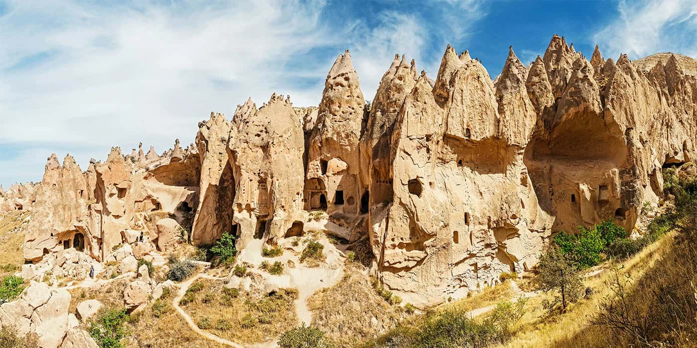 Paisaje rocoso del valle de Zelve en Capadocia – Turquía mágica Formaciones rocosas talladas y viviendas trogloditas en el valle de Zelve, región de Capadocia (Turquía)