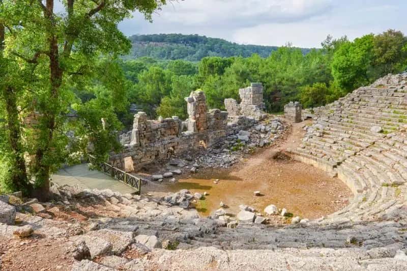 Restos arqueológicos inspirados en Troya – Historia viva de Turquía Vestigios arqueológicos en Turquía, evocando la antigua ciudad de Troya entre ruinas y naturaleza