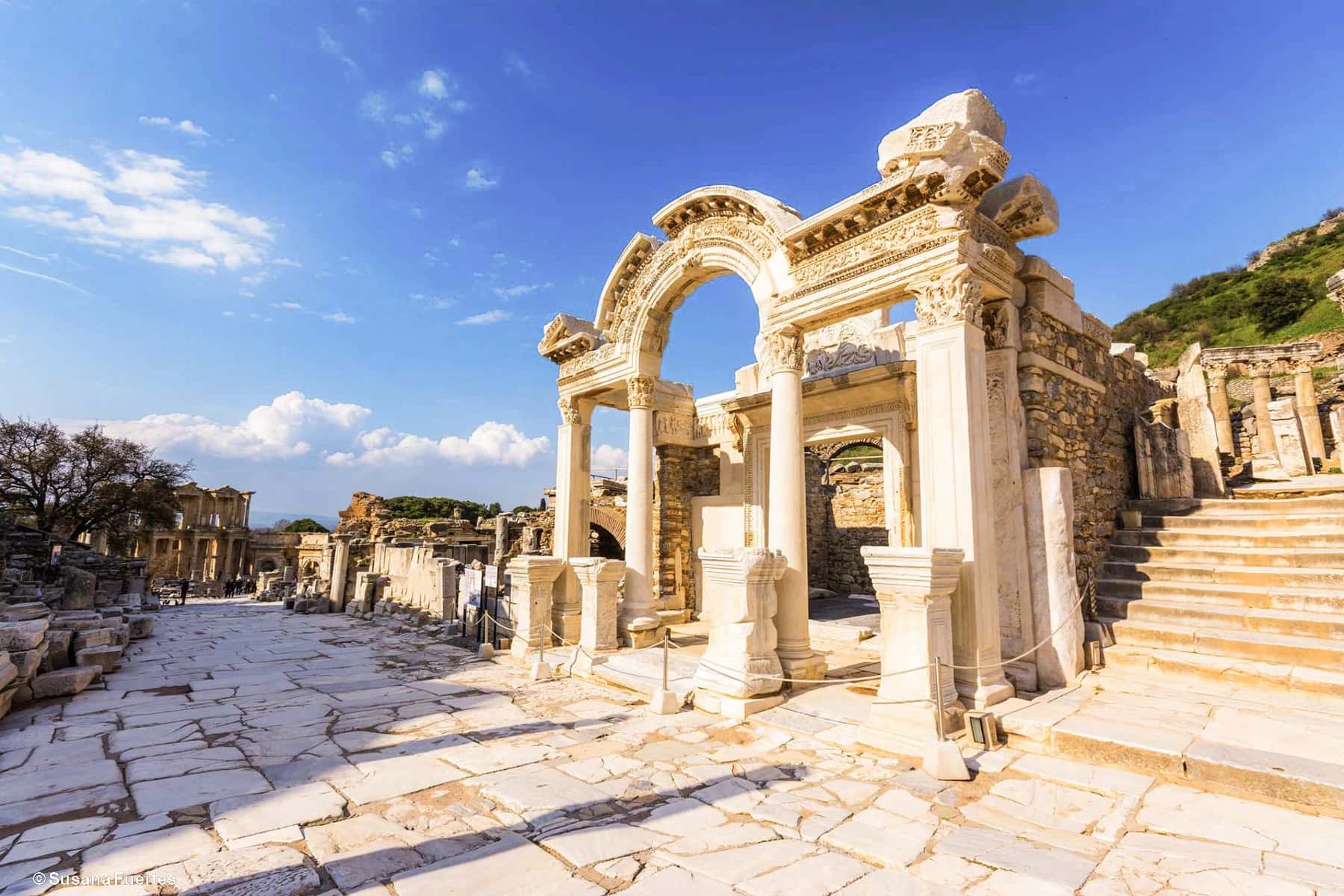 Templo de Adriano en Éfeso, legado helénico en Anatolia El Templo de Adriano, en la antigua ciudad de Éfeso, refleja la herencia helénica y romana que aún define el paisaje cultural de Anatolia.