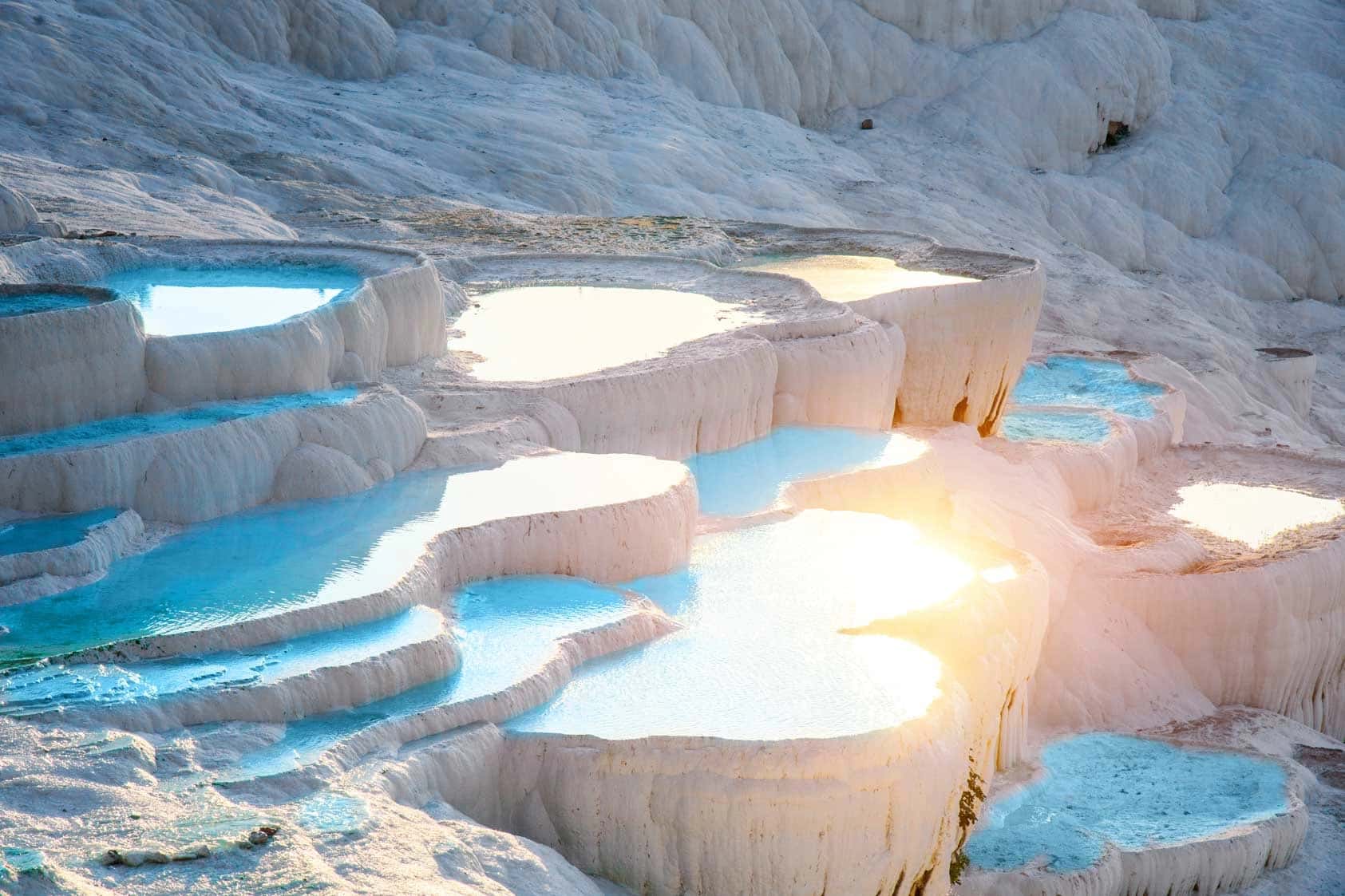 Pamukkale: el paisaje blanco donde el tiempo se detiene Terrazas de travertino de Pamukkale con aguas termales naturales, un paisaje etéreo y contemplativo en Turquía